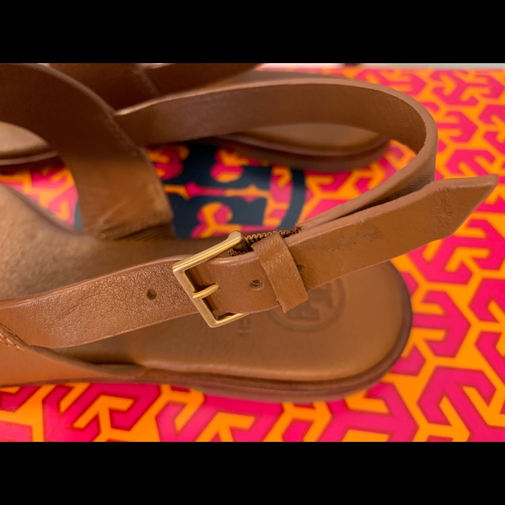 Tory Burch Benton Flat Thong Sandals in Royal Tan and Rolled Brass. Size 6.5. - Picture 5 of 9